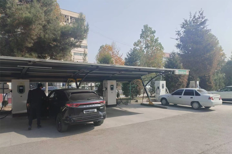 Electric vehicle charging stations in Kazakhstan, multiple EVs charging under solar canopy with fast chargers.