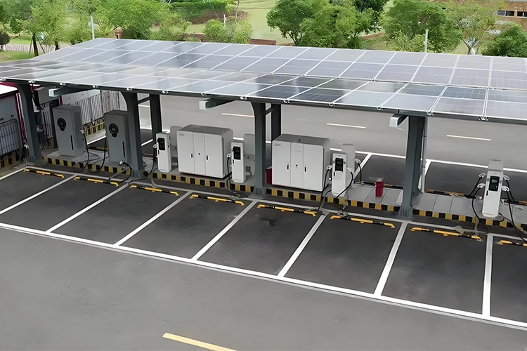 Solar-powered EV charging station with photovoltaic canopy and multiple fast charging piles for electric cars.